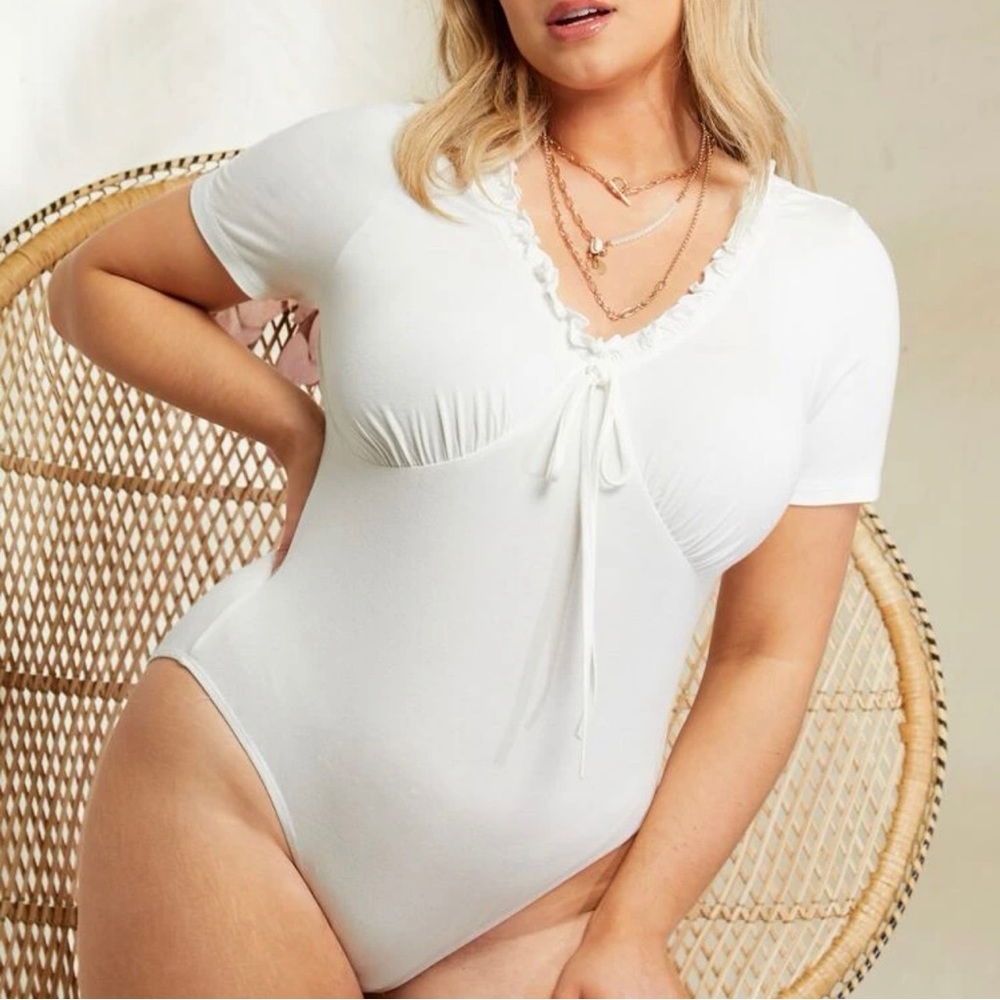 🦇 6/$25🦇 White Bodysuit